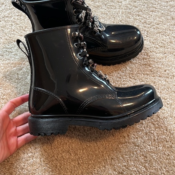 Karl Lagerfeld topanga black rain boot rhinestone slip on boot size 6 charm - Picture 7 of 8